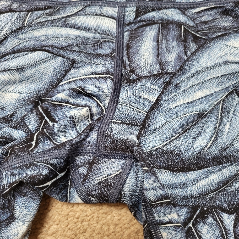 NWOT, Rare blue leaf print Lululemon wunder under Hi-rise leggings size 10! - Picture 6 of 8